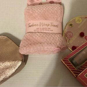 NWT wrap towel, Estée Lauder makeup case & 2 Peppermint & Pine Lotions Bundle
